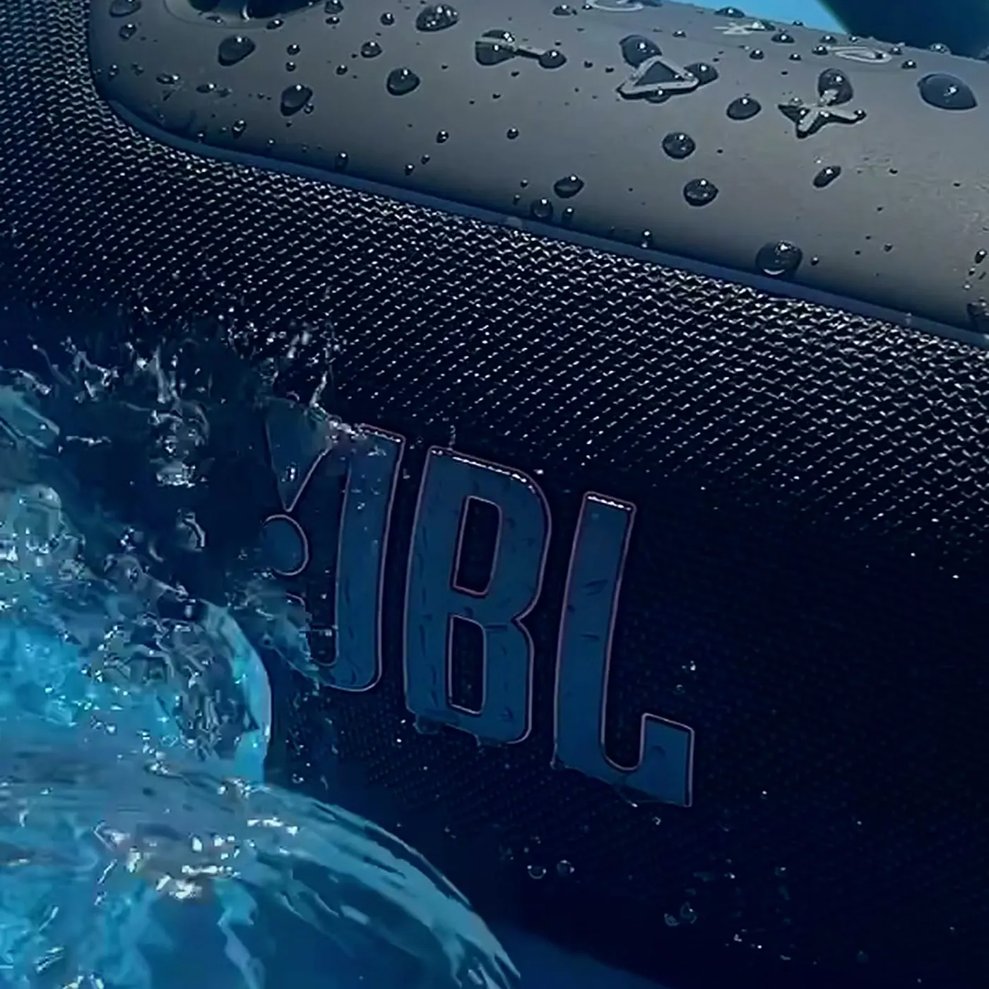 Zbliżenie wypukłego logo JBL na plecionce głośnika Xtreme 5
